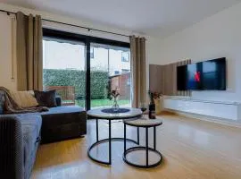 KMS Homes - Garden - NETFLIX - Modern