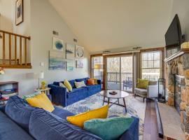 Spacious Modern Home about 1 Mi to Camelback Mountain!, resort de esqui em Tannersville