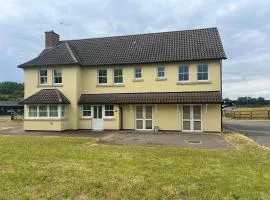 Forest holiday home with option to bring your horse & Hot Tub
