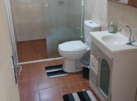 Kitnet geminada próximo da praia, hotel v destinaci Torres