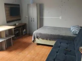 Kitnet geminada próximo da praia