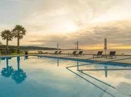 Atlantida Mar Hotel、プライア・ダ・ヴィトーリアのプール付きホテル