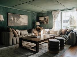 Majestic views Hot tub Firepit Games Sleeps 14, Hotel in Hillsdale