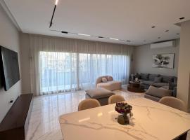 Prime cozy modern villa, hotel in Abū Rawwāsh