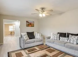 3 Mi to Dtwn Fayetteville Home with Pool Table