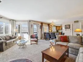Beautifully Decorated 2-Bedroom Condo with Sports Center, Pool, Hot Tub & Stunning Mountain Views Highridge A6