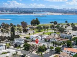 Townhouse 1 Block From Bay With Yard & Parking