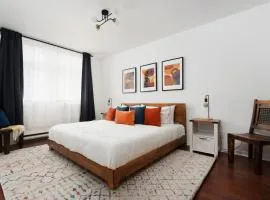 Luxury Old Montreal Parking with Yard Patio 10 Guests