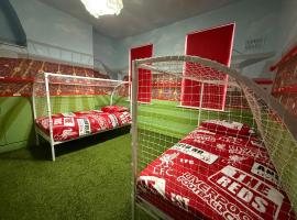 Anfield Abode - ENTIRE LFC THEMED HOUSE - Sleeps 6, căsuță din Liverpool