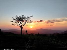 Sunset Farms and Waterfalls!、Tilaránのヴィラ