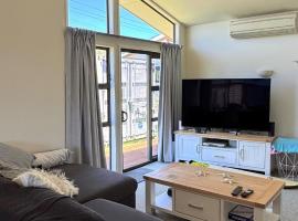 4 Bedroom Family Beach House, hotel di Hauturu