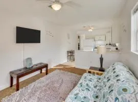 14 Mi to Montgomery Quaint Couples Apartment
