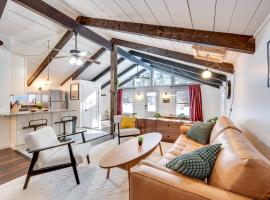Lofty Dreams Cabin By Conway Lake and Saco River!, hotel v destinaci Center Conway
