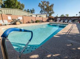 Msg for 5percent off 2Bed1and a half Bath KingQueenBeds CondoPHX, hótel í Phoenix