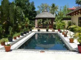VILLA LE DAUPHIN DU LAGON BLEU - PEREYBERE - GRAND BAIE, hotel v destinaci Grand Baie