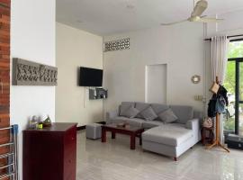 Light-Filled 2 Bedroom Home with Private Suite, hotel v destinaci Phumĭ Réach Born