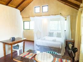 Tree House Cottage, Garden Views, Hot Water, hotel con parking en Praia do Tofo