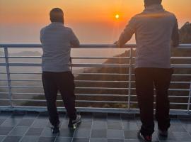 Aravindam House By Vanasthali Kasauli I Open Rooftop & Garden I, hotel v destinaci Kasauli