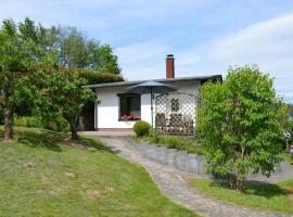 Ferienhaus im Gr&uuml;nen-Idyllischen Lage, hotel na may mga hot tub sa Suhl