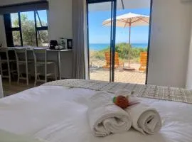 Anura - Luxurious Stay, 100m leap to the Beach!