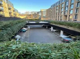 Spacious 1 bed Apartment with workspace, Coffee & FREE secure Parking