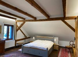 Charmante Dachgeschosswohnung im historischen Gutshaus, hotel v destinaci Vetschau