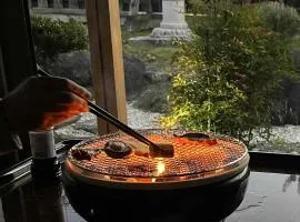 最高ランク飛騨牛の希少部位と地元野菜の炭火焼きを堪能できる宿ゲストハウスつぐや