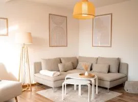 C4S COME4STAY Altötting - 3-Zi Whg I Zentrale Lage I Parkplatz I Balkon I WIFI I SmartTV I 1 Kingsize, 1 Queensize Bett I Office Arbeitsplatz I Wohnbereich mit Couch und Essbereich I voll ausgestattete Küche I Nespresso