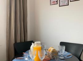 casa nova com ar condicionado e wi-fi ha 4 min do mar, hotel v destinaci Praia Grande