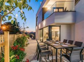 Villa Elena Deluxe in Fazana for 8 people with whirlpool & private pool only 400 m from the beach, hotel v destinaci Fažana