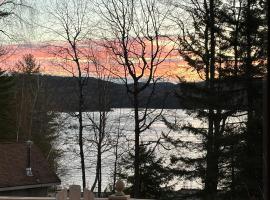 Adirondack Cabin, hotel en Schroon Lake