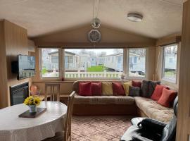 Cosy 3 Bedroom Caravan, South Cerney, kamp sa luksuznim &scaron;atorima u gradu South Cerney