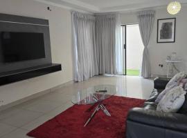 Moalafivilla Properties, Block 10, 3 Beds House, hôtel à Gaborone
