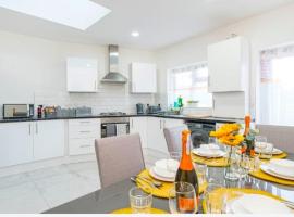 Contractor Haven, 6 bed house, sleeps 14 Parking x 2 WIFI Smart TV Central location, hotel din Goodmayes