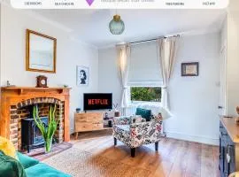 West Street Cottage with Free Parking, Smart TV and Fast Wifi by Yoko Property