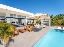 Oceanside 4 Bedroom Luxury Villa with Private Pool, 500ft from Long Bay Beach -V10, ξενοδοχείο σε Long Bay Hills