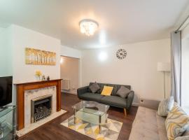 Stylish 4 Bed Henbury Home with Free Parking, villa in Bristol