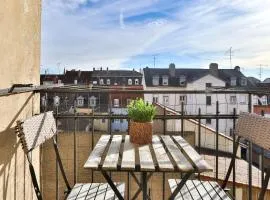 Lovely quiet 2 rooms close to center with balcony