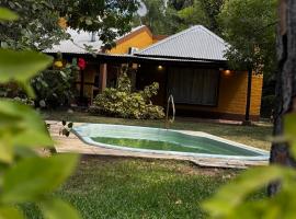 Calida casa a metros de la playa, casa de campo em Paso de la Patria