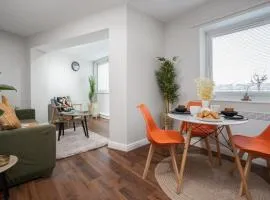Cozy Waterfront Apartment - Free Parking & Wi-Fi