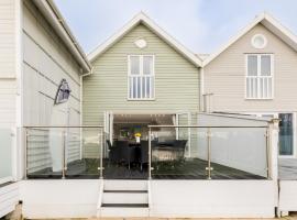 Spring Lake Lodge Lakeside Parking - Pass the Keys, hotel in Cirencester