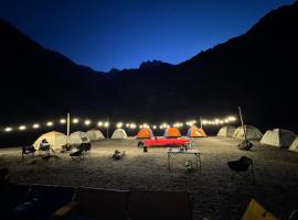 Overnight Musandam 20 tents whole Private camp for groups bathroom and kitchen: Al Frian şehrinde bir konaklama birimi