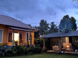 Wana house wanagiri munduk bali, hotel em Gitgit