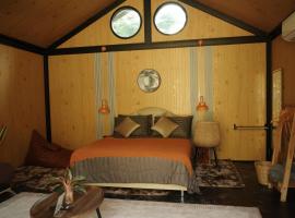 Baanraisongshul K&E Gardens, Hotel in Khlong Lan