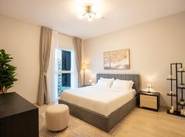 Ferrari World & Seaworld - Luxe 2bhk Canal View, hotel v destinaci Yas Island