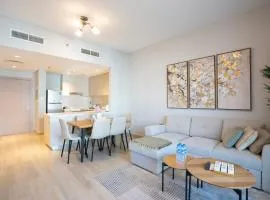 Ferrari World & Seaworld - Luxe 2bhk Canal View