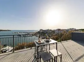 Luxury Penthouse with Jacuzzi and Seaview