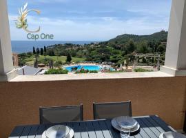 Cap One, au cœur de Cap Esterel VUE MER & PISCINES - Accès piscines et parking couvert inclus, hotel en Agay