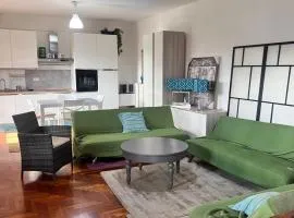 Casa di Zoe apartment - Punto di sosta x bikes auto e moto a 20 minuti dall'autostrada - parcheggio privato - giardino con barbecue -