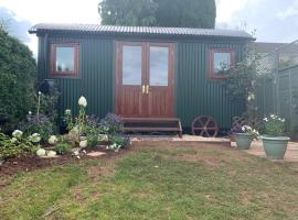 Luxury Shepherd's Hut and Hot Tub Retreat, hotel with hot tubs in Milverton